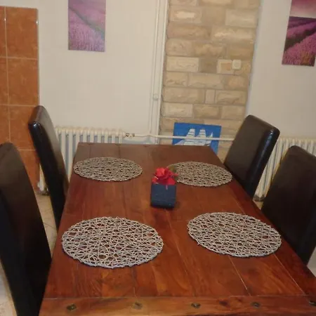 شقة In With Terrace, Air Conditioning, Wi-fi, Dishwasher *